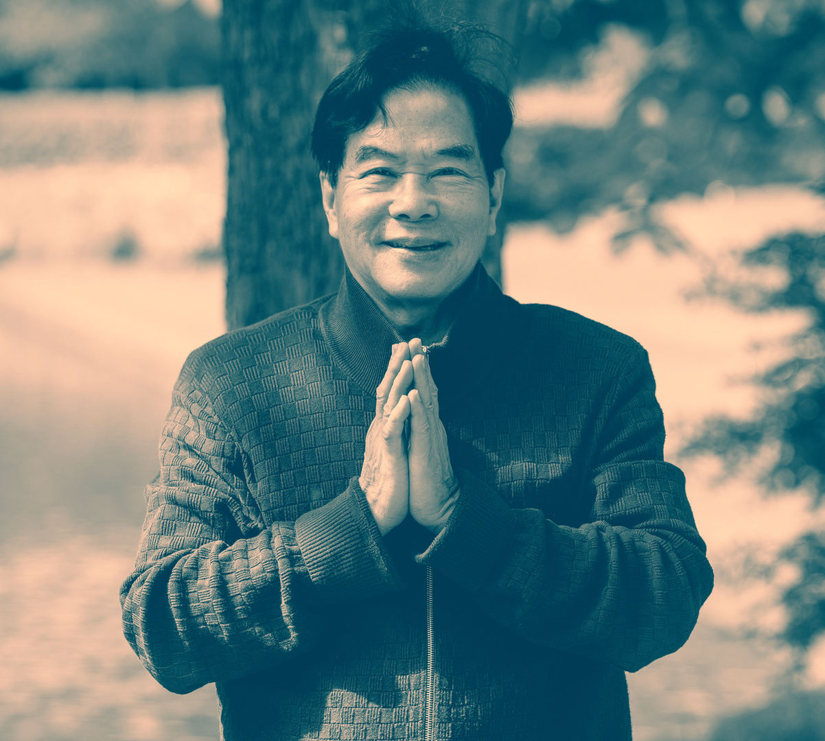 Master Mantak Chia smiling and praying 2020 saying thankyou to his students